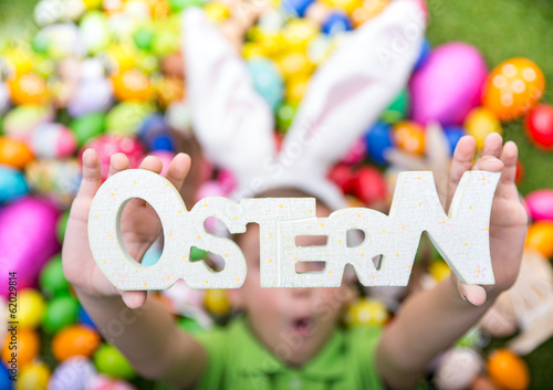 Photo: Ostern Kind hält Ostern in den Händen Ostern Kind hält Ostern in den Händen