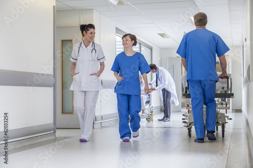 Zdjęcie XXL Lekarze Szpital korytarza Pielęgniarka Pushing Gurney Nosze łóżka