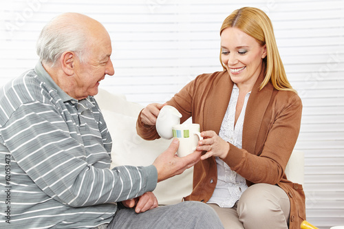 Photo: Senior und Frau trinken Kaffee Senior und Frau trinken Kaffee
