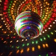 vista de una bola de espejos en una discoteca vista de una bola de espejos en una discoteca
