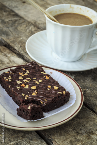 Photo: chocolate brownies with coffee cup on table chocolate brownies with coffee cup on table