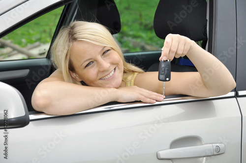 Photo: Twen hält Zündschlüssel für Auto Twen hält Zündschlüssel für Auto