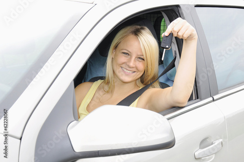Photo: Autofahrerin hält Autoschlüssel Autofahrerin hält Autoschlüssel