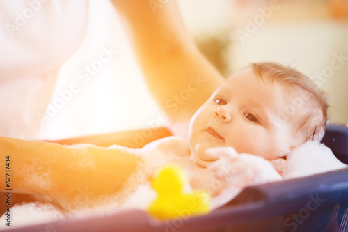 Photo: Mutter badet ihr baby in Badewanne Mutter badet ihr baby in Badewanne