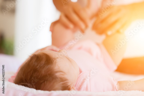 Photo: Baby mit Mutter, sie hält die Füße Baby mit Mutter, sie hält die Füße