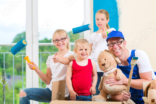 Photo: Vater und Töchter renovieren ein Zimmer Vater und Töchter renovieren ein Zimmer