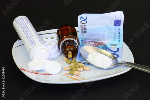 Photo: piatto di farmaci e droga piatto di farmaci e droga
