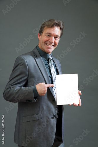 Photo: Mann empfiehlt ein Produkt Mann empfiehlt ein Produkt