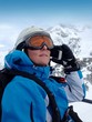 Skifahrerin telefoniert Skifahrerin telefoniert