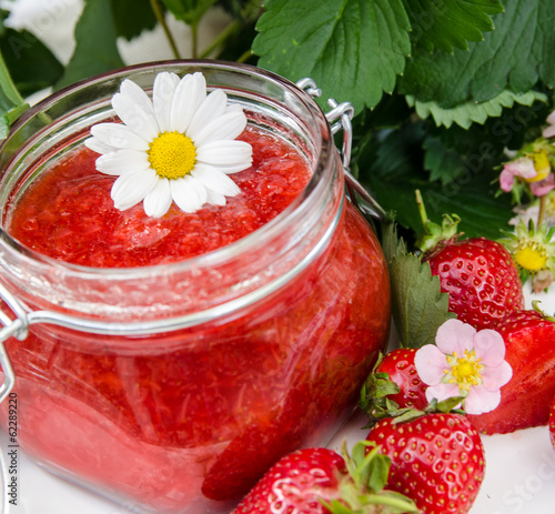 Photo: Lecker: Frisch gekochte Erdbeer-Marmelade :) Lecker: Frisch gekochte Erdbeer-Marmelade :)
