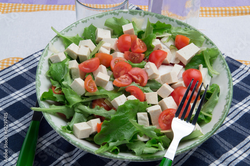 Photo: Insalata, lattuga, tofu e pomodori Insalata, lattuga, tofu e pomodori