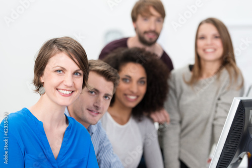 Photo: erfolgreiches, modernes team im büro erfolgreiches, modernes team im büro