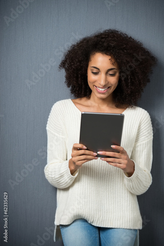 Photo: junge frau schaut auf ihr tablet junge frau schaut auf ihr tablet