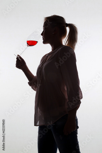 Photo: Frau mit Rotwein im Weinglas Frau mit Rotwein im Weinglas