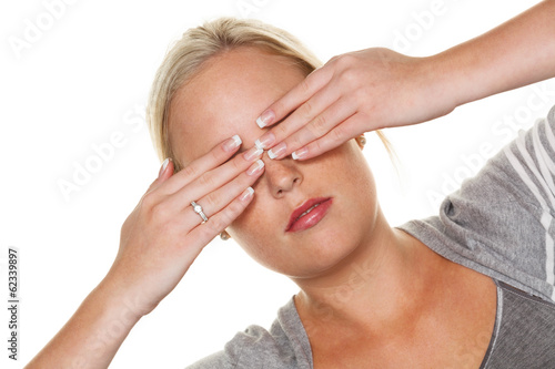 Photo: Frau hält sich die Augen zu Frau hält sich die Augen zu