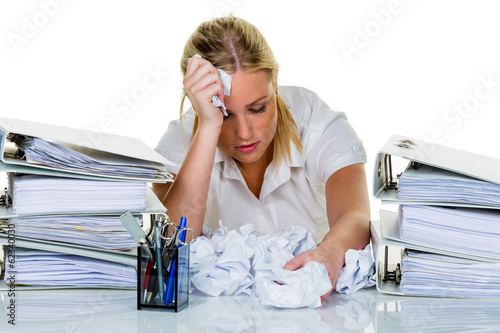 Photo: Frau im Büro mit Burnout Frau im Büro mit Burnout