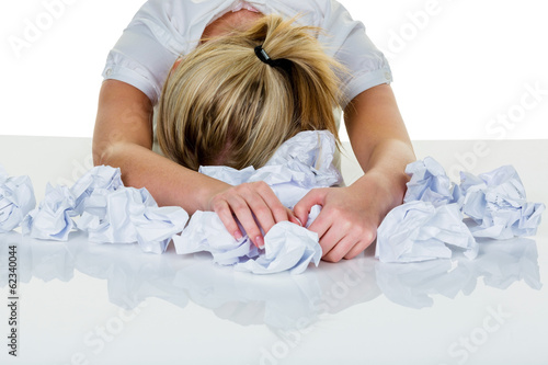 Photo: Frau im Büro mit Burnout Frau im Büro mit Burnout