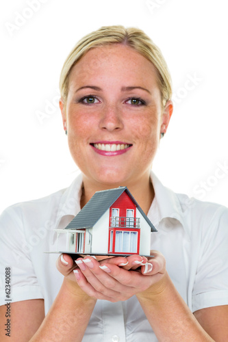 Photo: Immobilienmaklerin mit Haus und Schlüßel Immobilienmaklerin mit Haus und Schlüßel
