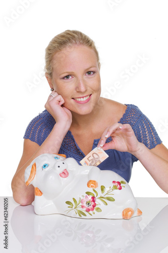 Photo: junge Frau mit Sparschwein junge Frau mit Sparschwein
