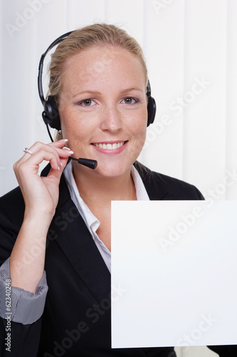 Photo: freundliche Frau mit Headset im Kundendienst freundliche Frau mit Headset im Kundendienst