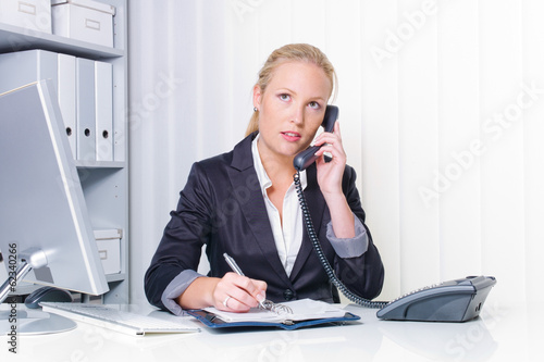 Photo: Frau mit Telefon im Büro Frau mit Telefon im Büro