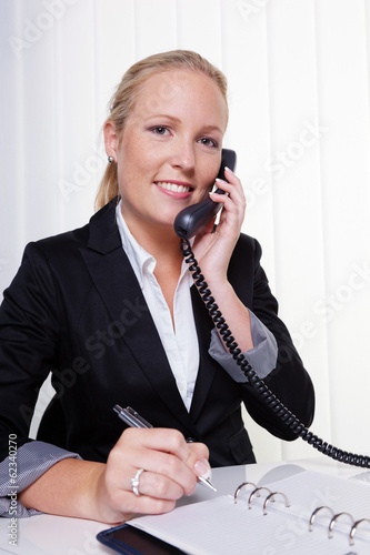 Photo: Frau mit Telefon im Büro Frau mit Telefon im Büro