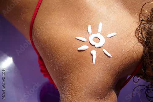 Photo: A sun made with suncream A sun made with suncream
