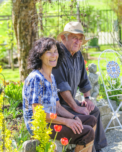 Photo: Rentnerpaar im Garten Rentnerpaar im Garten