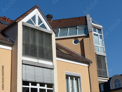 Photo: Neubaufassade mit Jalousien und Sonnenschutz in Oerlinghausen Neubaufassade mit Jalousien und Sonnenschutz in Oerlinghausen