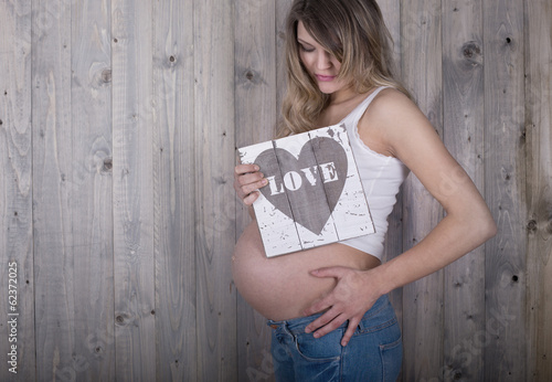 Photo: schöne moderne schwangere mit love holz schöne moderne schwangere mit love holz