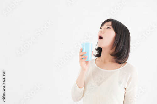 Photo: うがいをする女性 うがいをする女性