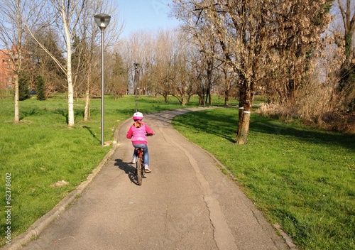 Instant Collection: bambina in bicicletta bambina in bicicletta