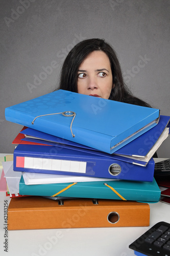 Photo: femme terrorisée au bureau femme terrorisée au bureau