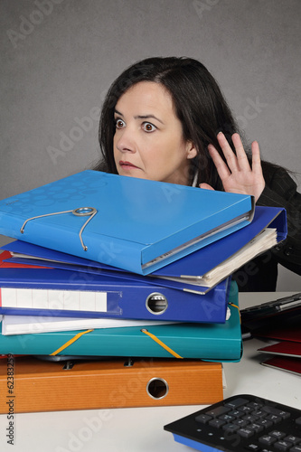Photo: femme terrorisée au bureau femme terrorisée au bureau