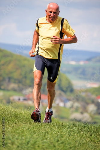 Photo: Jogger trainiert für Fitness mit Laufen Jogger trainiert für Fitness mit Laufen