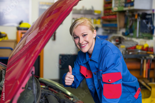 Photo: Frau als Mechaniker in Auto Werkstatt Frau als Mechaniker in Auto Werkstatt