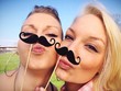 Coole Mädchen machen Selfie Coole Mädchen machen Selfie