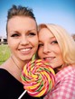 Mädchen posieren mit Lolli Mädchen posieren mit Lolli