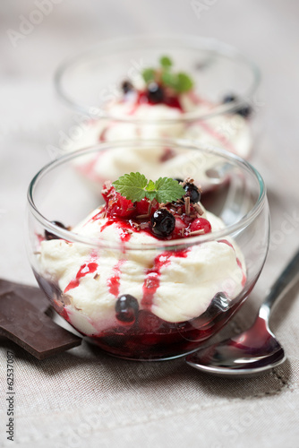 Photo: Waldfrüchte mit Mousse aus Reismilchschokolade Waldfrüchte mit Mousse aus Reismilchschokolade