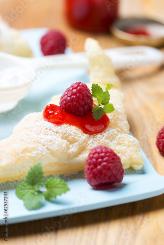 Photo: Blätterteig mit Fruchtmus und Himbeeren Blätterteig mit Fruchtmus und Himbeeren
