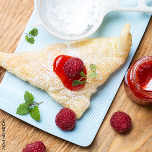 Photo: Blätterteig mit Fruchtmus und Himbeeren Blätterteig mit Fruchtmus und Himbeeren