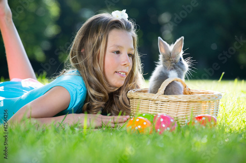 Photo: mädchen mit kaninchen im park beim suchen mädchen mit kaninchen im park beim suchen