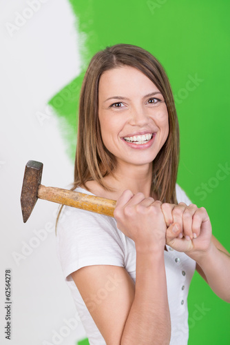 Photo: lachende frau mit hammer auf der schulter lachende frau mit hammer auf der schulter