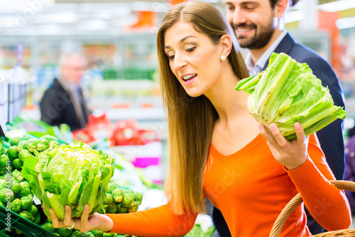 Photo: Paar im Supermarkt kauft Obst und Lebensmittel Paar im Supermarkt kauft Obst und Lebensmittel
