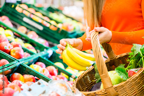 Photo: Frau im Supermarkt kauft Obst und Lebensmittel Frau im Supermarkt kauft Obst und Lebensmittel