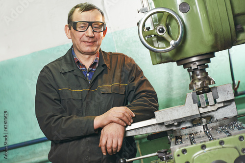 Photo: milling machine operator milling machine operator