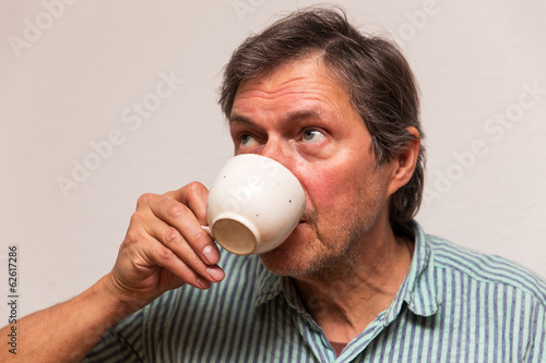 Photo: Senior trinkt zu Hause einen Kaffee Senior trinkt zu Hause einen Kaffee