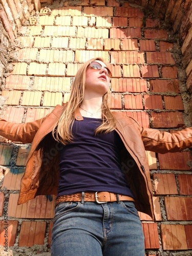 Instant Collection: Teenager mit Blick nach oben Teenager mit Blick nach oben