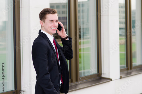 Photo: geschäftsmann telefoniert mit dem smartphone geschäftsmann telefoniert mit dem smartphone