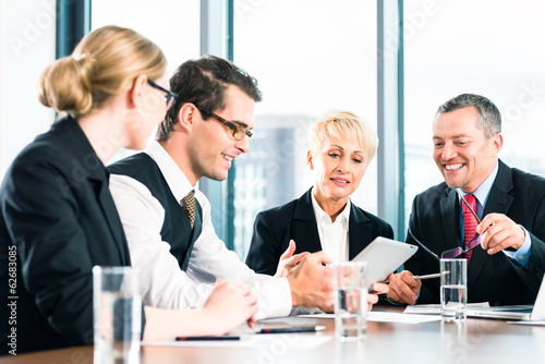 Photo: Business - Meeting in Büro mit Tablet Business - Meeting in Büro mit Tablet